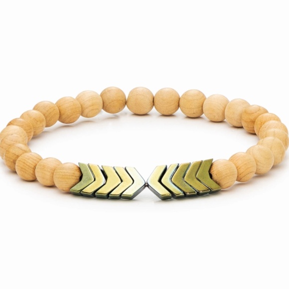 Vitality - Green Sacred Arrow Wood Diffuser Bracelet - Picture 2 of 4